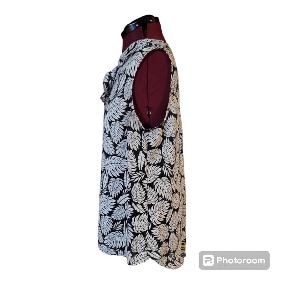 ✨️$3 or 2 for $5✨️Terra & Sky sleeveless blouse - Picture 2 of 11